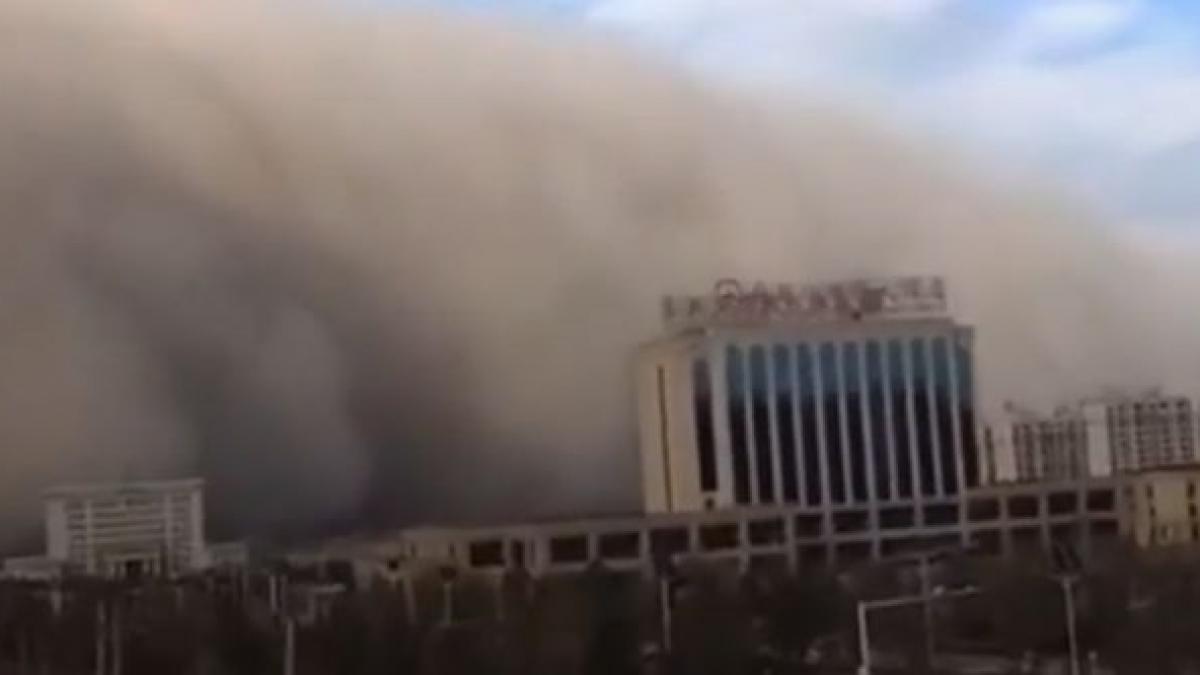 imagini apocaliptice momentul in care o furtuna uriasa de nisip inghite un oras din china video