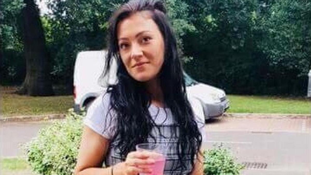 a scos la vanzare o pereche de ghete pe ebay insa cand a trimis pachetul a facut o gafa uriasa acum