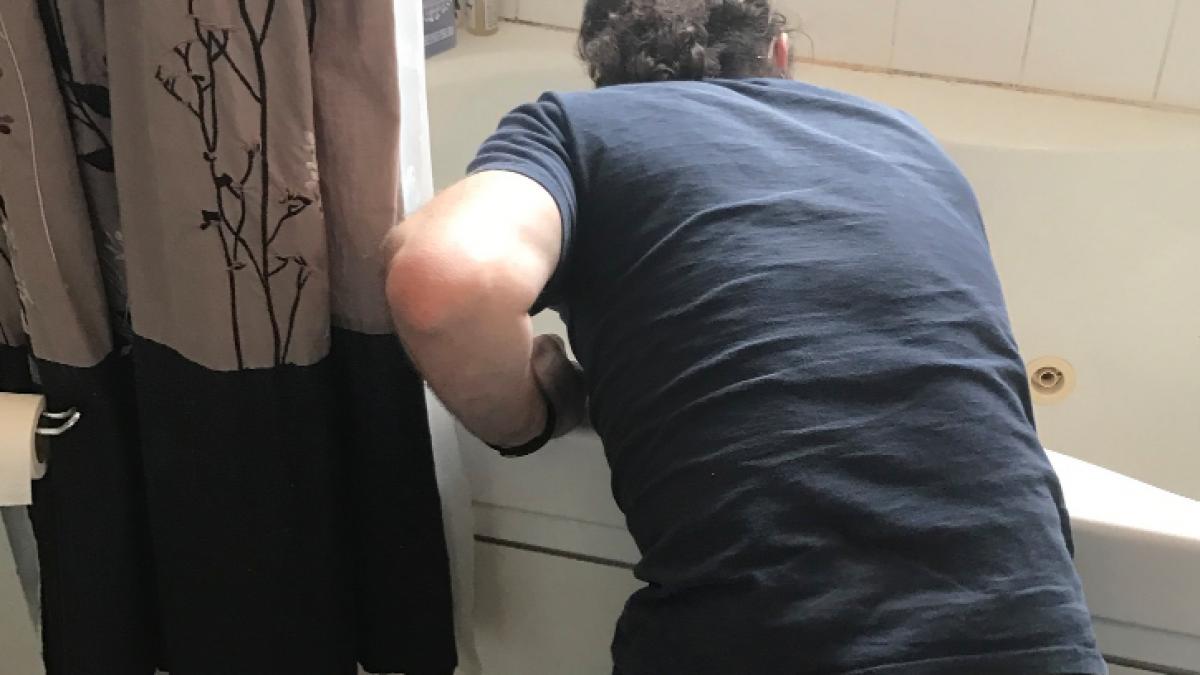 o femeie bolnava de endometrioza s a intors de la serviciu si si a gasit sotul in genunchi chiar