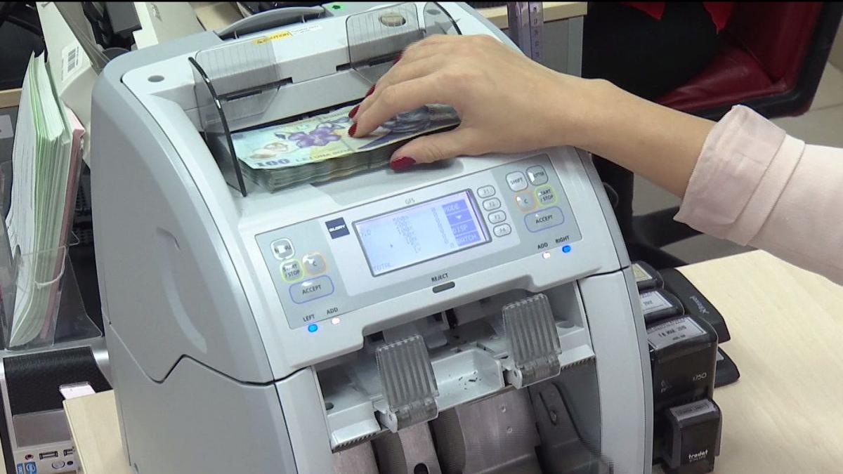 curs valutar euro scade usor gramul de aur a luat o in sus