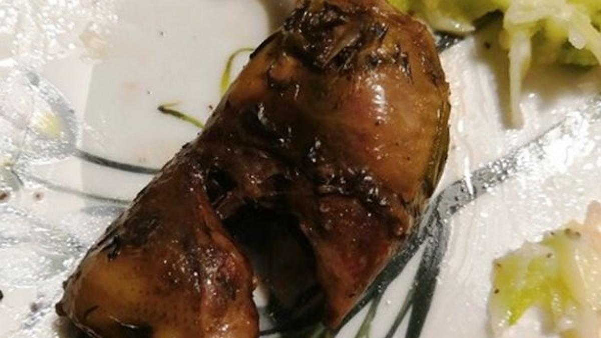 se afla in vacanta cand i s a adus un fel de mancare ciudat femeia i a intrebat pe internauti ce a