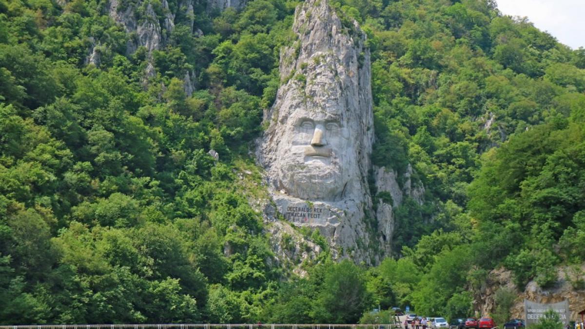 gafe in filmuletul omagial dedicat centenarului filmarea a fost intens criticata pe retelele de