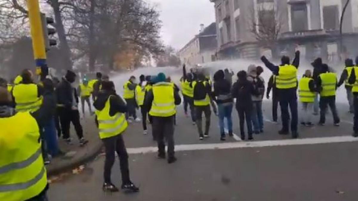 proteste violente la bruxelles multimea dispersata cu tunurile cu apa de fortele de ordine zeci de