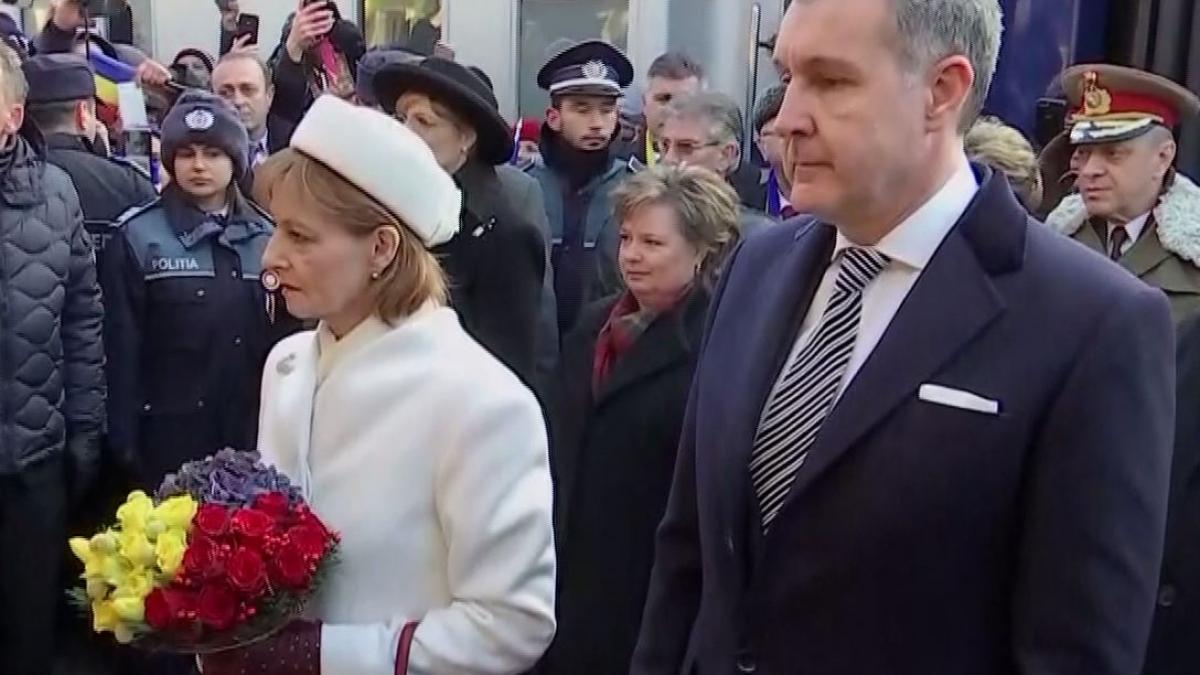 centenarul marii uniri familia regala primita cu aplauze la alba iulia