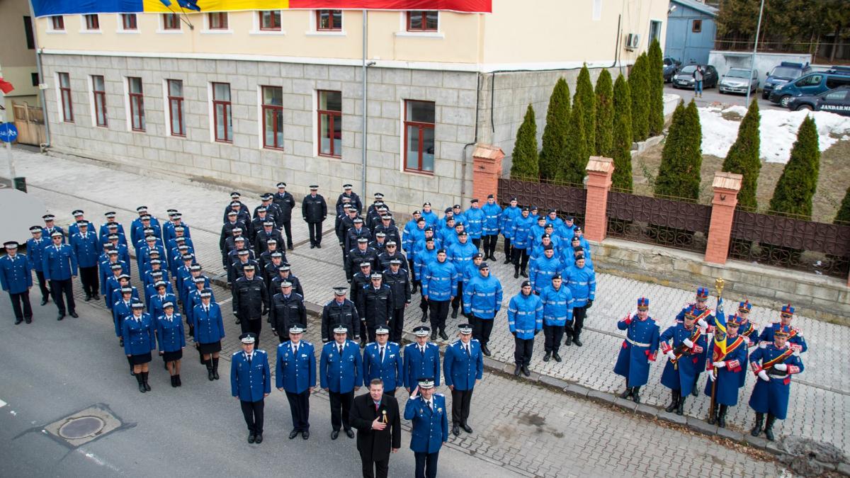 harghita un jandarm si a cerut iubita in casatorie la finalul ceremoniilor dedicate centenarului si