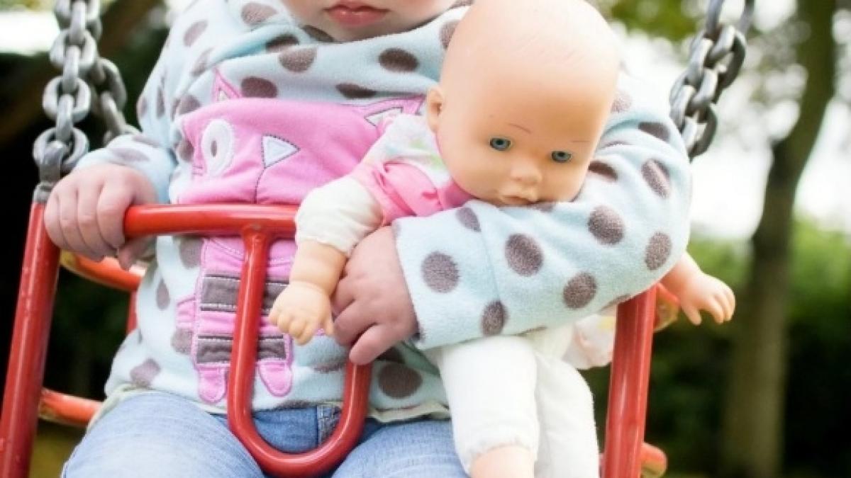 a adormit intr un leagan iar tatal ei i a facut o poza cand s a uitat mai atent la fotografie