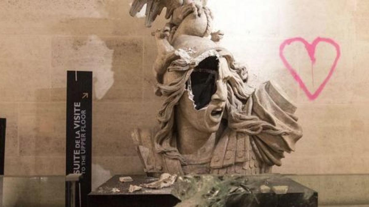 imagini socante de la paris arcul de triumf vandalizat de protestatari