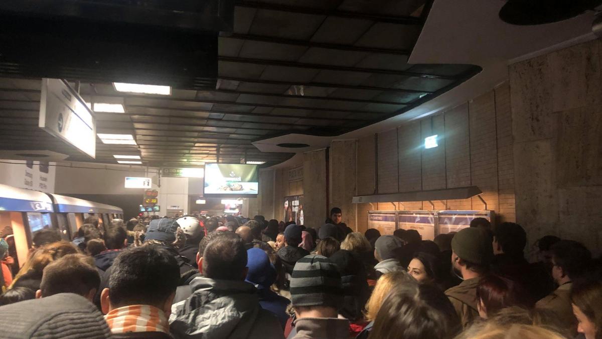 aglomeratie in statia de metrou victoriei calatorii asteapta minute intregi ca sa poata urca in