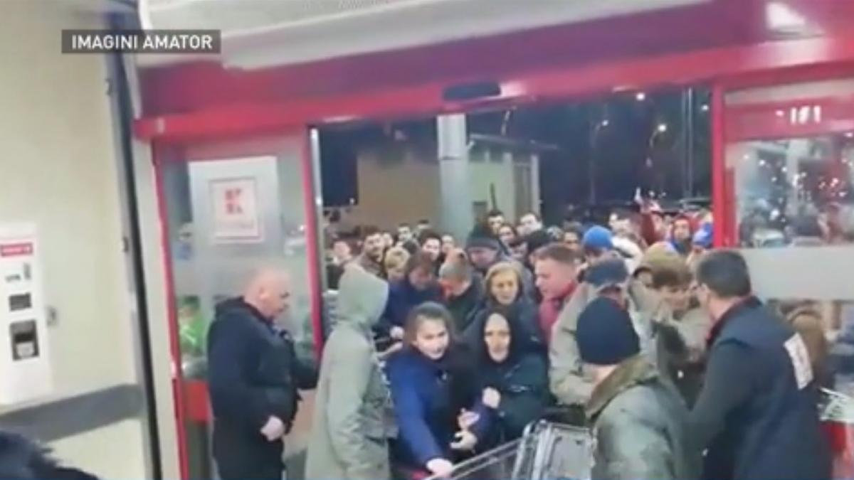 buluc la carne si tigai la reducere sute de oameni s au calcat in picioare la baia mare