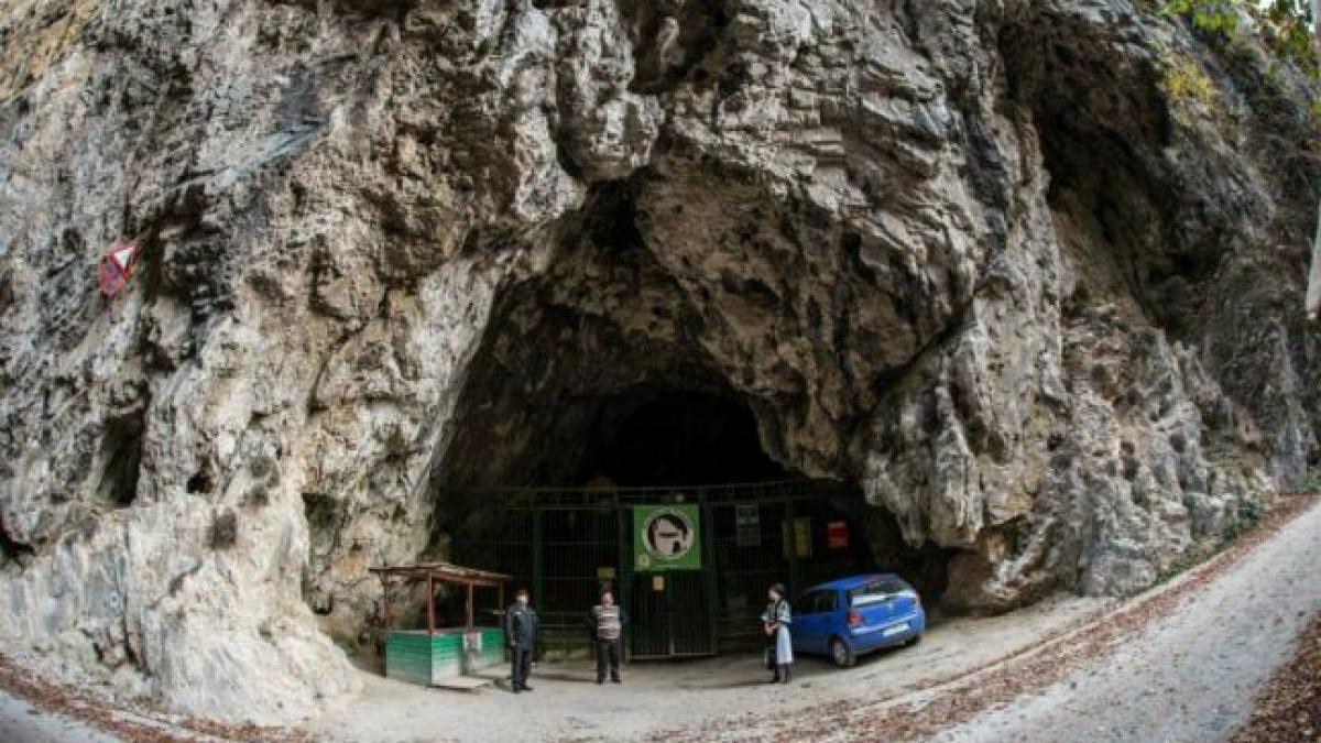 s a dus cu familia in pestera polovragi unde a facut mai multe poze cand a ajuns acasa si s a uitat