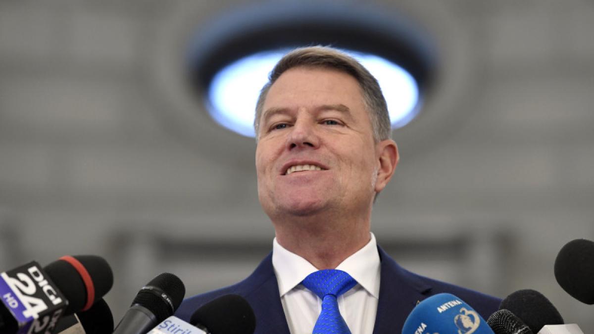 bostinaru iohannis are un zambet de mitraliera