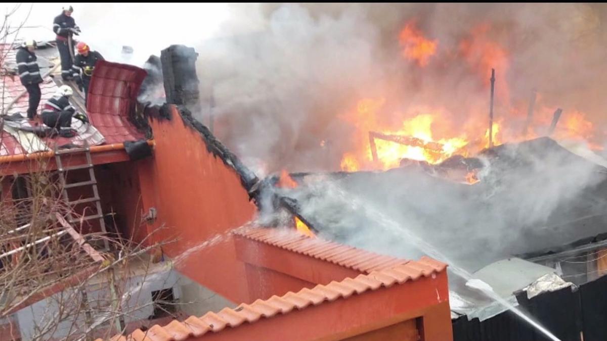 incendiu de proportii in capitala mai multe case sunt curprinse de flacari
