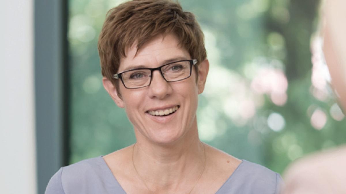 schimbare istorica in germania annegret kramp karrenbauer ii ia locul angelei merkel in fruntea cdu