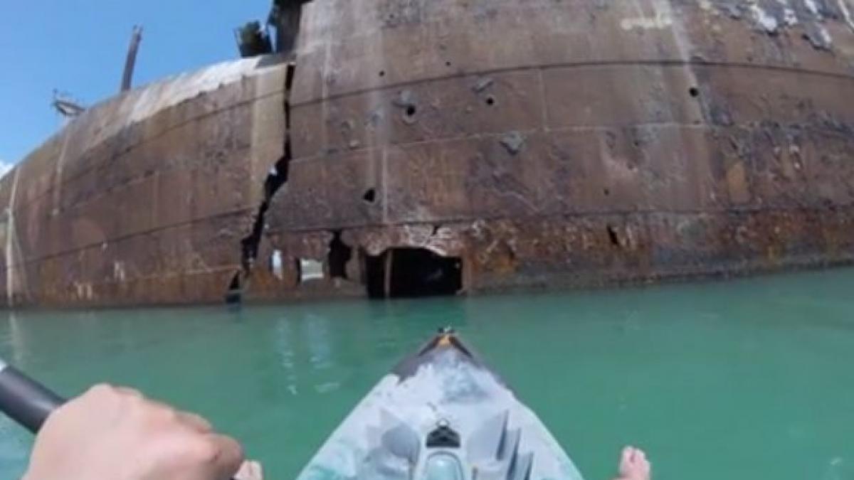 un tanar a intrat cu o barca si a filmat interiorul celebrei epave din costinesti ce a gasit