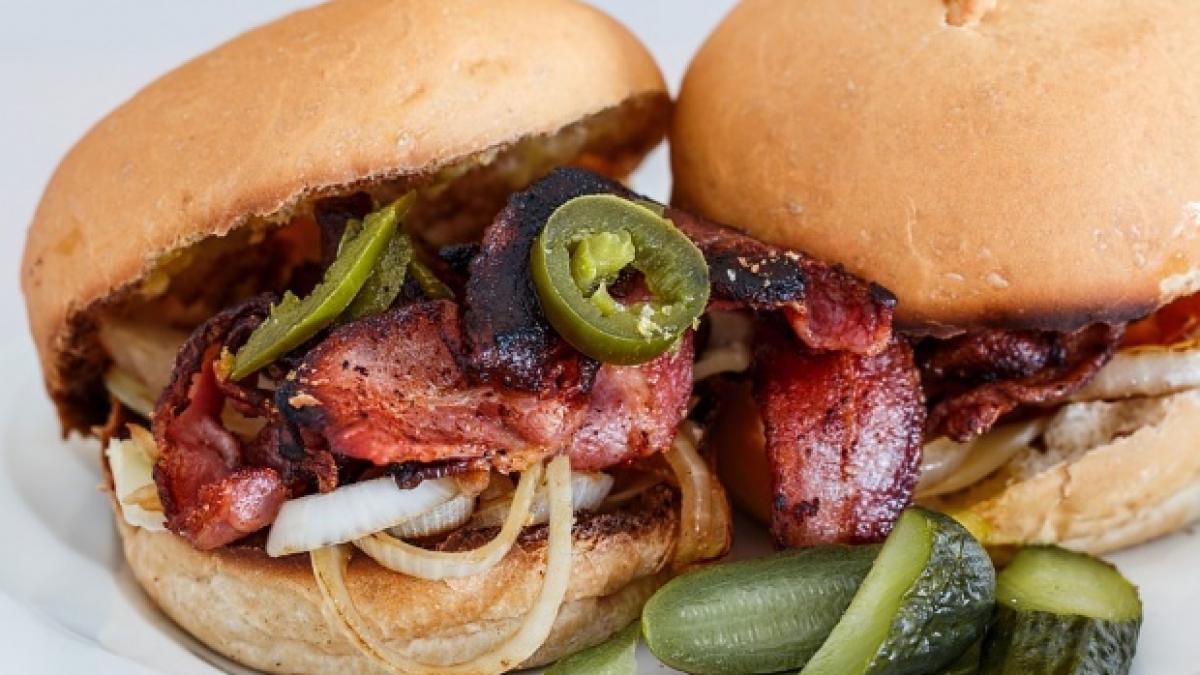 au comandat un hamburger la un fast food cand au desfacut ambalajul au sunat imediat la politie