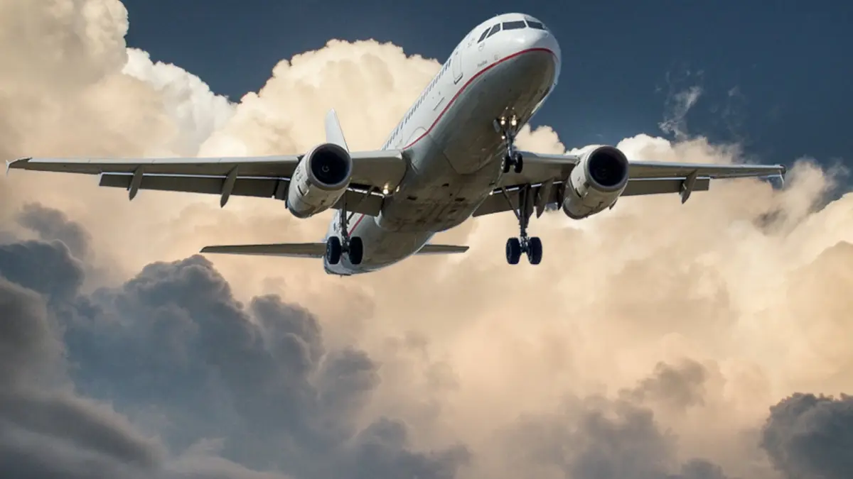 clipe de cosmar la bordul unui avion pilotii au descoperit o crapatura in parbriz si pasagerii au