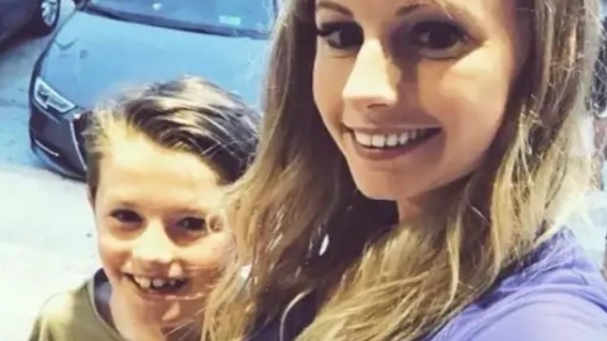 gestul incredibil al unui copil de numai opt ani care a observat ca mama sa a lesinat in timp ce se