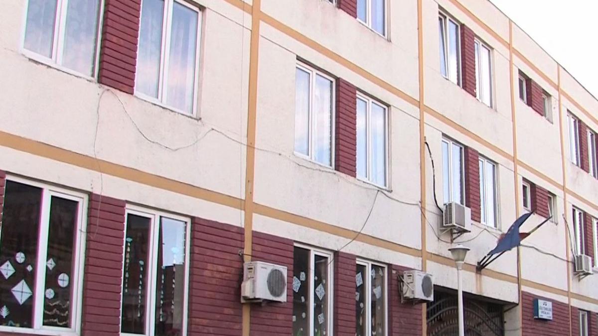 scene de o violentp crunta surprinse intr un liceu din romania doi elevi s au luat la bataie pe