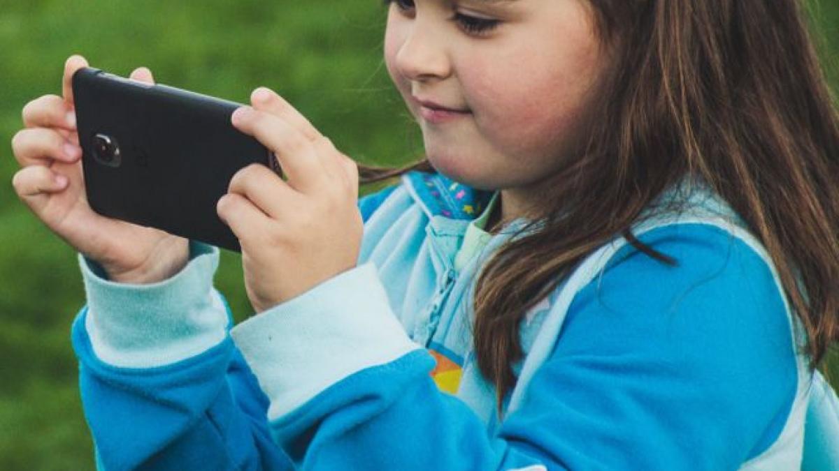 studiu alarmant ce se intampla in creierele copiilor care folosesc smartphone uri