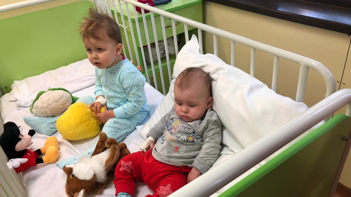 povestea trista a micutilor abandonati de mama lor la poarta spitalului judetean din alexandria