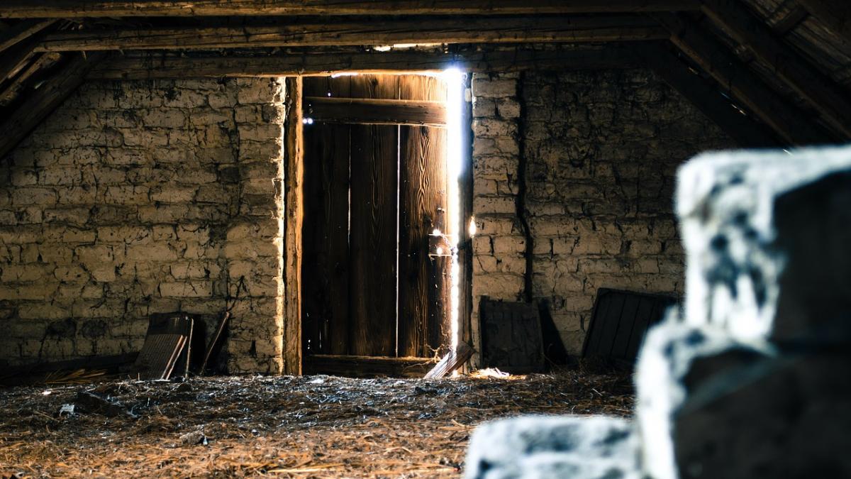 in timp ce sapau la galeriile de metroul din bucuresti doi muncitori au descoperit o usa secreta