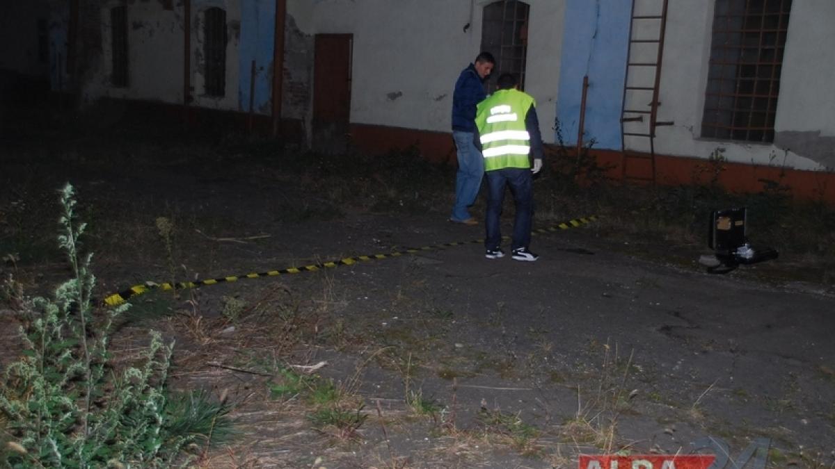 un barbat a fost gasit spanzurat de un copac pe o strada din alba