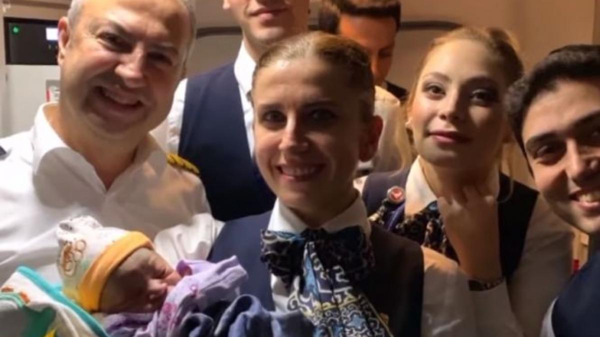 o femeie a intrat in travaliu la trei ore dupa decolarea avionului a nascut un baietel la 12 600 de