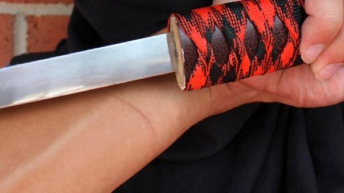 un roman a fost retinut dupa ce a amenintat mai multi oameni cu cutitul la aeroportul amsterdam