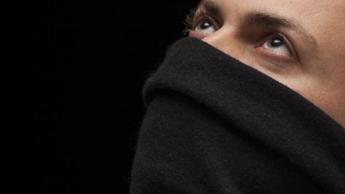 un hot mascat a furat bani dintr o banca dupa ce s a asezat la coada si si a asteptat randul