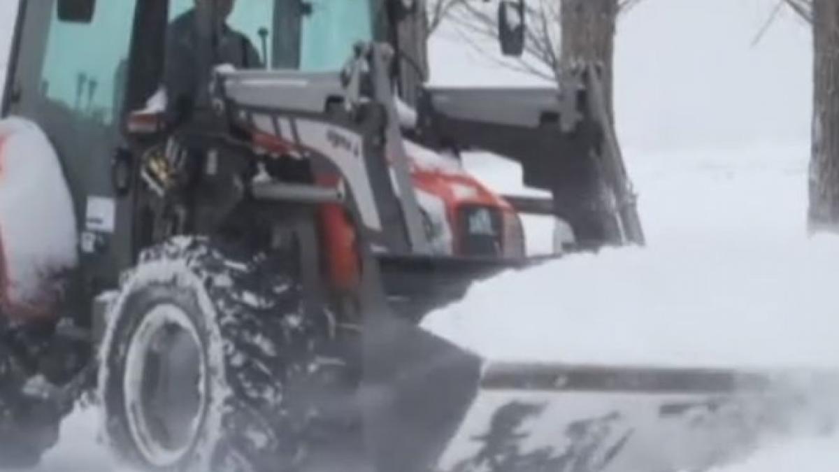 primarul din romania care deszapezeste singur comuna pentru ca nu si permite un angajat