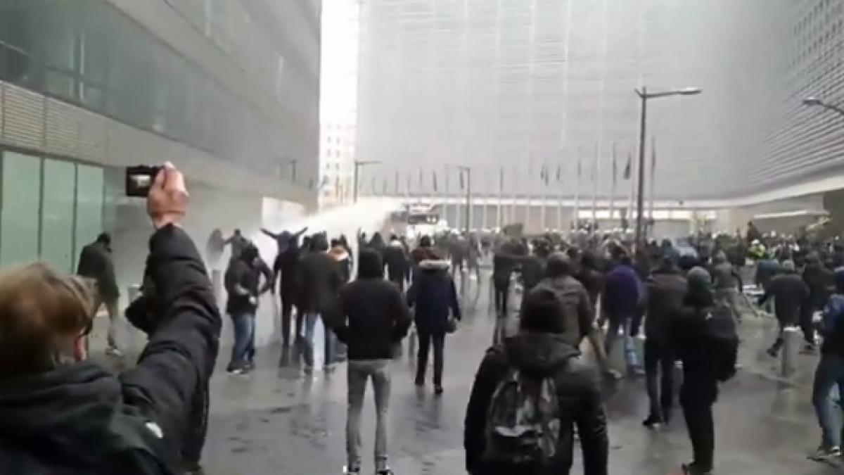 proteste violente la bruxelles mii de oameni in strada gaze lacrimogene si tunuri cu apa