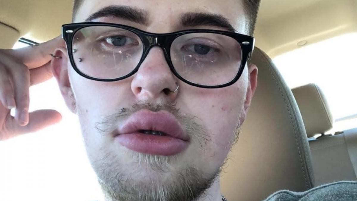 a angajat o escorta masculina pentru a face dragoste cu el l a chemat si acasa la el sa l prezinte