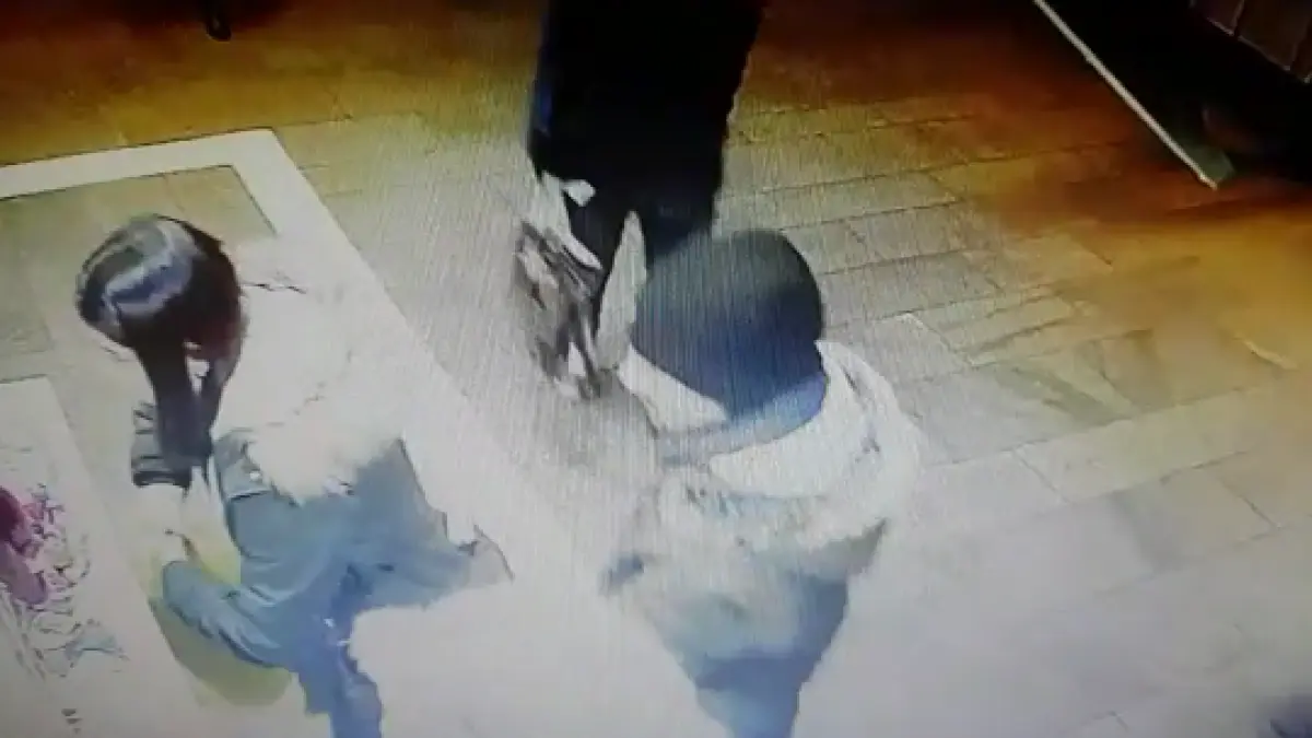 facea cumparaturi la un magazin de la metroul din bucuresti cand un barbat s a apropiat de ea a