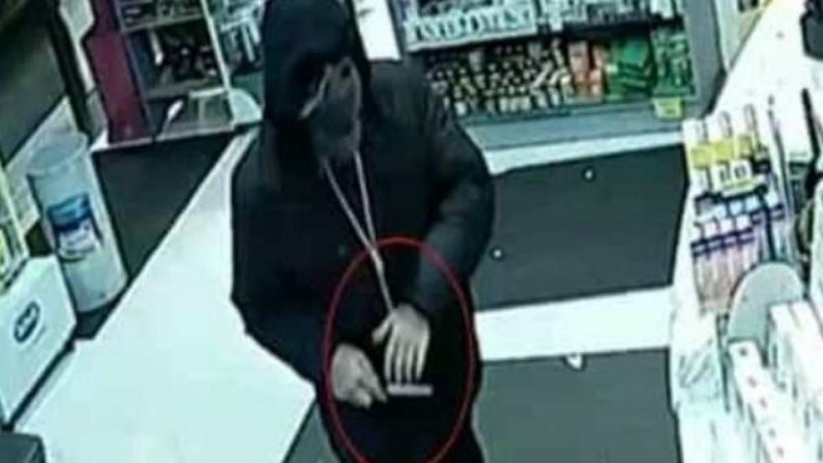 jaf armat intr o farmacie din braila un barbat mascat a amenintat angajatele cu un cutit si a furat