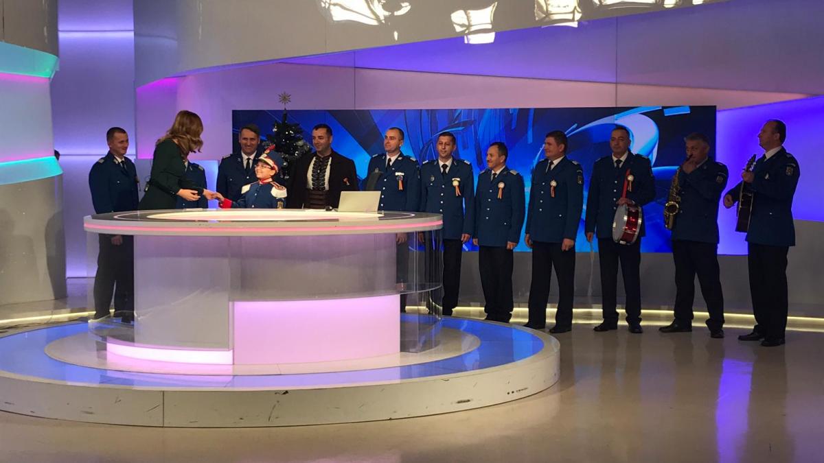 moment inedit in direct la antena 3 jandarmii venit la colindat