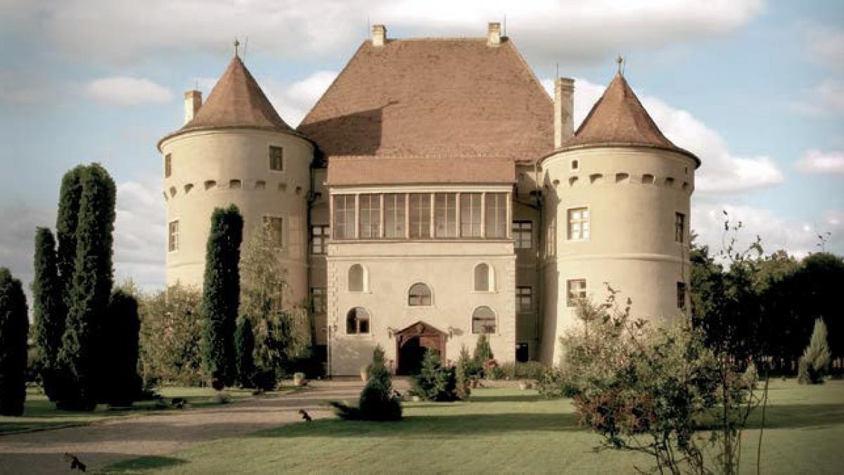 un castel cu eticheta pentru un vin regal jidvei