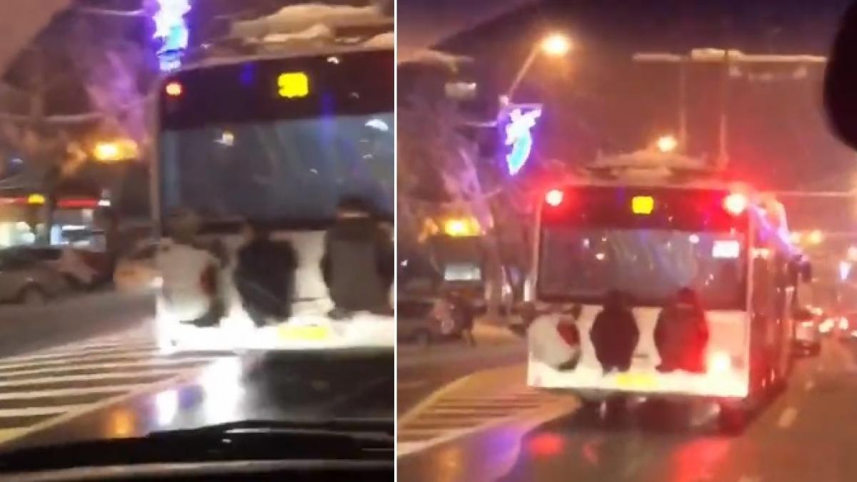 imagini incredibile in baia mare tineri surprinsi in timp ce stateau agatati de un troleibuz video