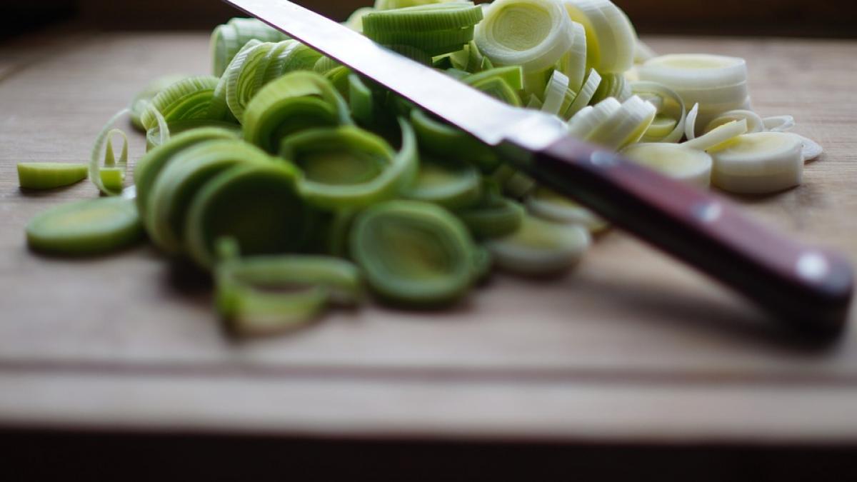 s a taiat din greseala la un deget cum rana nu era mare femeia nu a acordat nicio atentie intr o