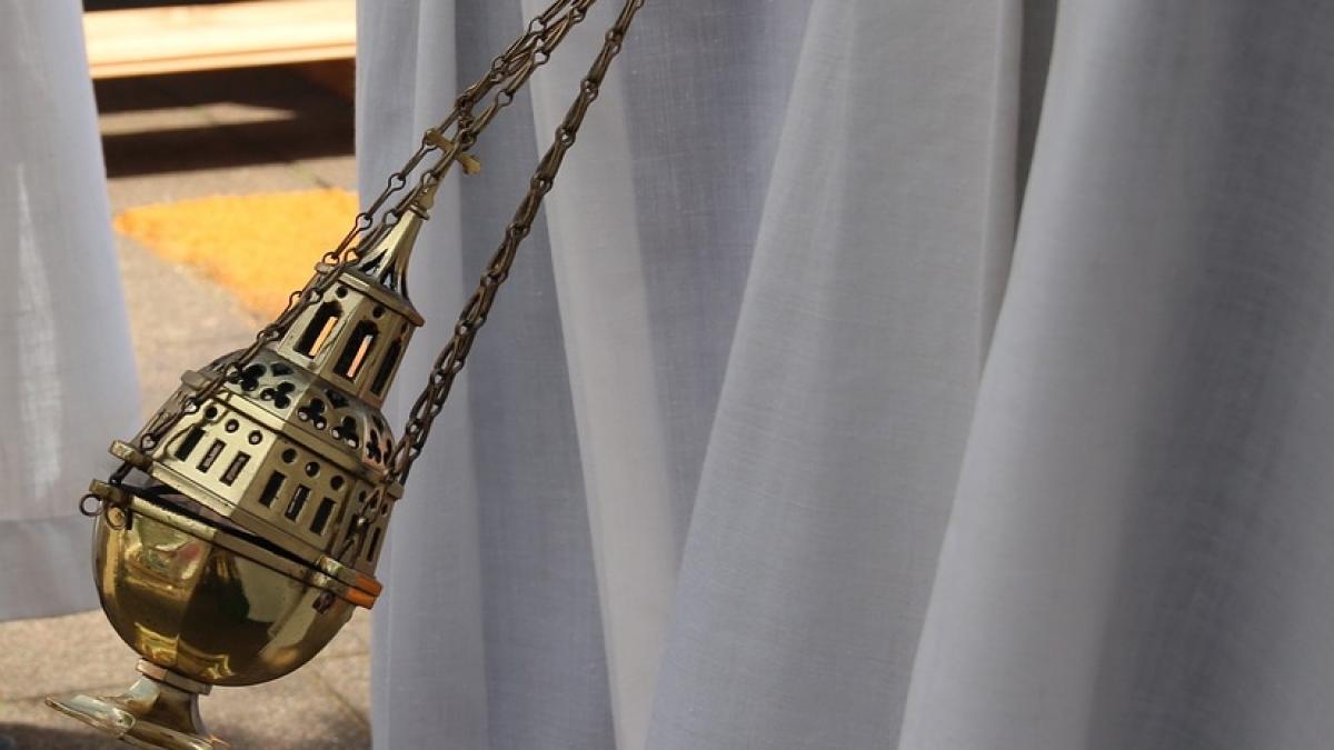 situatie revoltatoare intr o biserica au inlocuit tamaia cu marijuana preotul si credinciosii au