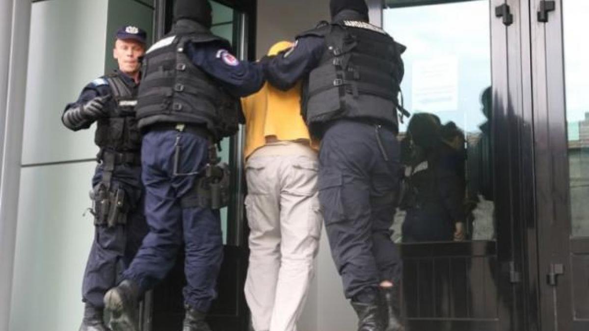 cine este jandarmul prins in flagrant cu droguri tanarul abia fusese angajat