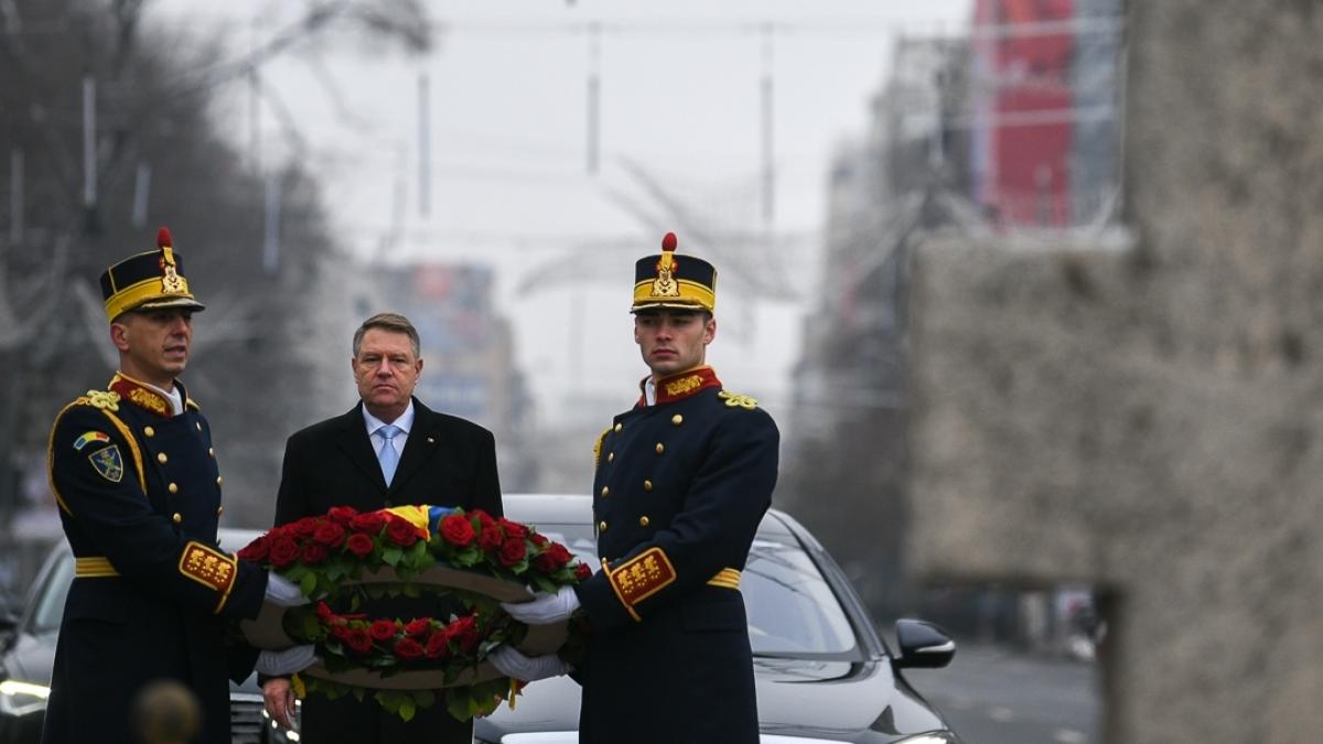 klaus iohannis a depus o coroana de flori in memoria eroilor revolutiei
