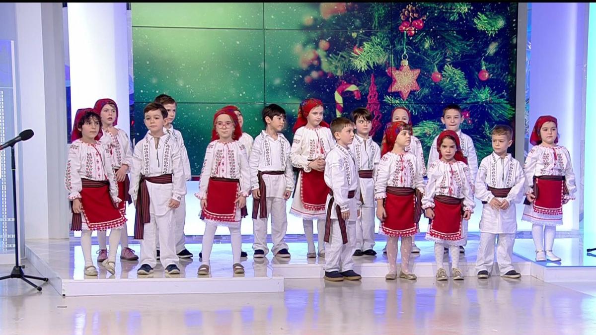 moment inedit in platoul antenei 3 colinde cantate de un grup de copii