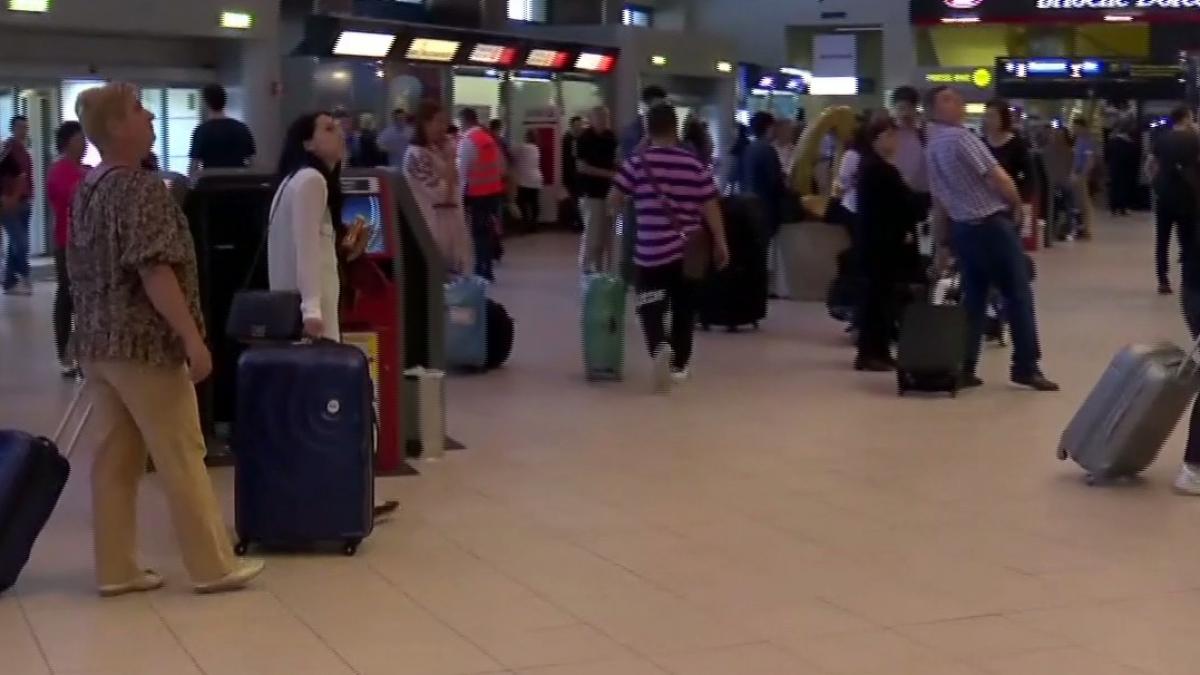 captura impresionanta pe aeroportul otopeni 11 tablouri au fost gasite in bagajele unui chinez