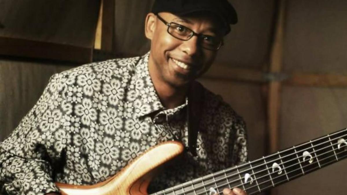 un artist cunoscut a cantat la chitara in timp ce a fost operat pe creier totul a fost filmat video