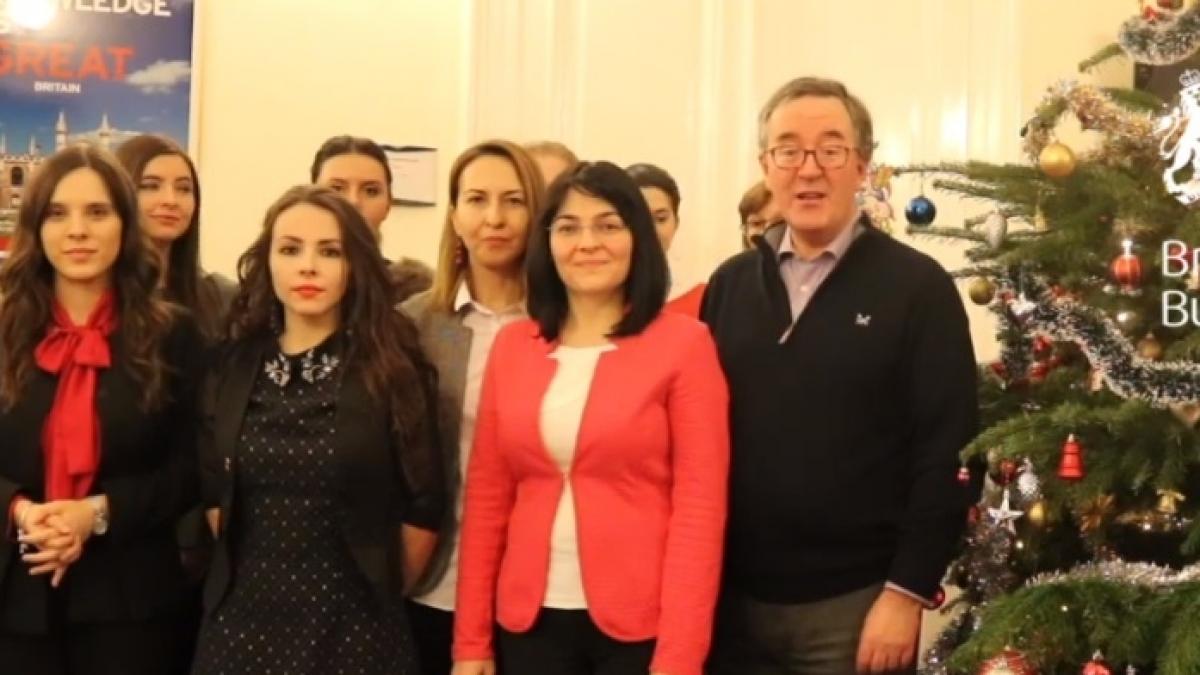 imagini unice ambasadorul marii britanii la bucuresti canta colinde in limba romana video