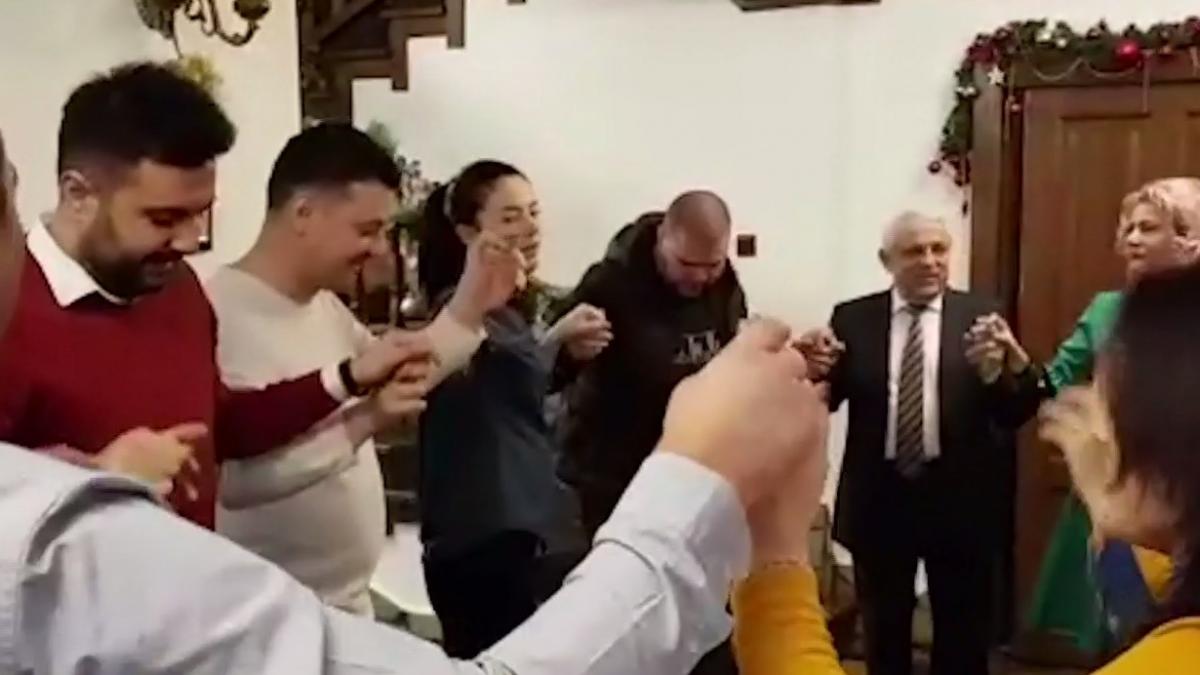 petre daea sarbatori in stil traditional ministrul a dansat hora in prima zi de craciun video