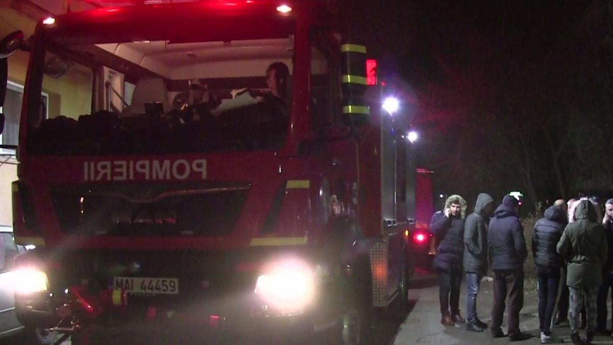 incendiu violent la o casa din alba pompierii intervin cu patru autospeciale si o ambulanta smurd