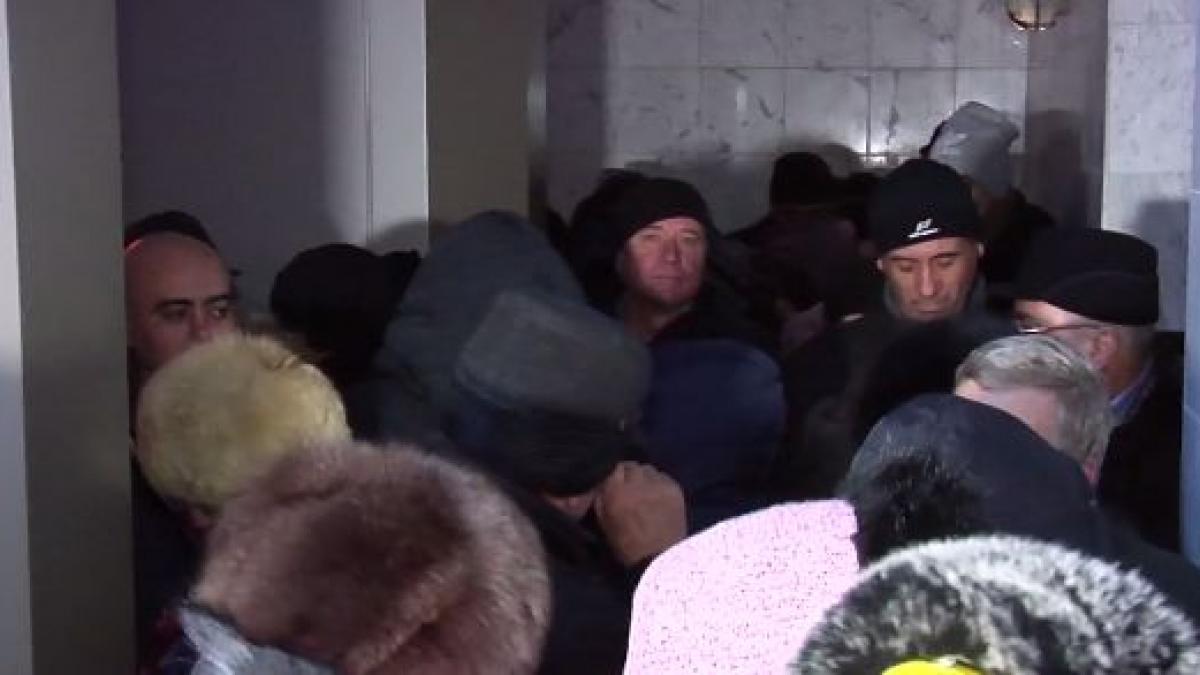 sute de pensionari din galati la cozi uriase ca sa prinda bilete pentru revelion