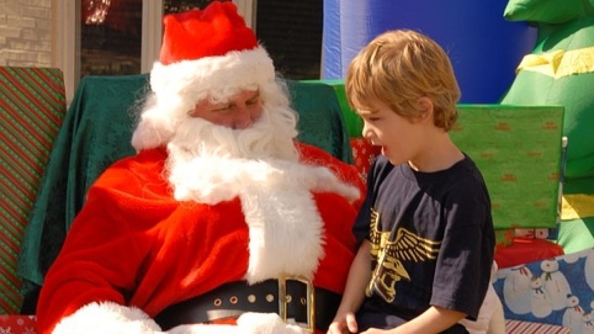 un copil nemultumit de cadourile primite a chemat politia sa l aresteze pe mos craciun ce s a