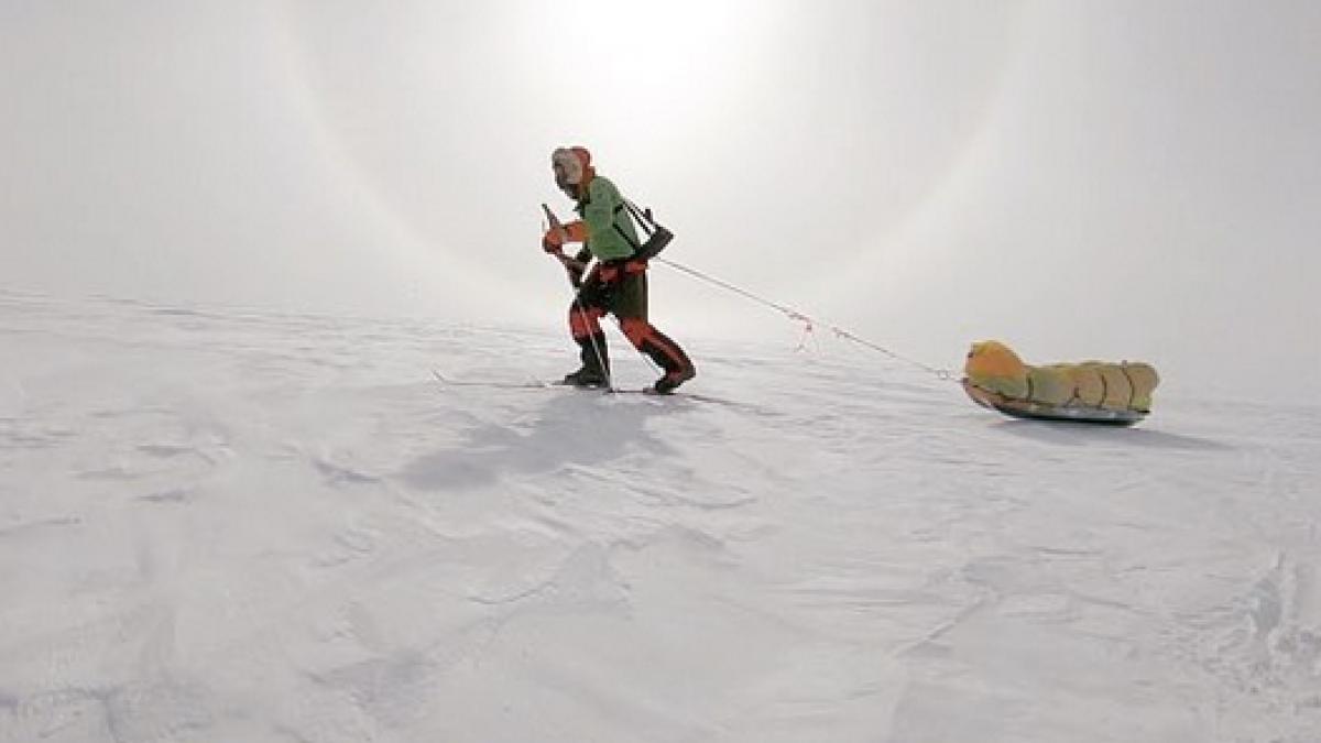 un tanar american a traversat de unul singur antarctica toti cei care au incercat pana acum au murit